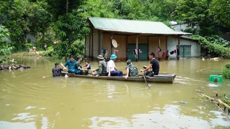 Lũ bất ngờ trên sông Chảy, 28 hộ dân ở xã Điện Quan bị ngập úng