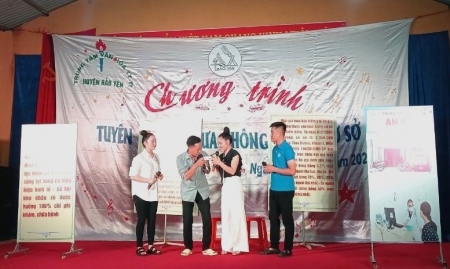 Trung tâm Văn hóa, Thể thao - Truyền thông huyện phối hợp tuyên truyền đưa thông tin về cơ sở