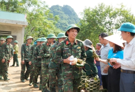 Chia tay cán bộ, chiến sĩ Trung đoàn 148, Sư đoàn 316 tham gia tìm kiếm cứu nạn, cứu hộ và khắc phục thiên tai tại huyện Bảo Yên