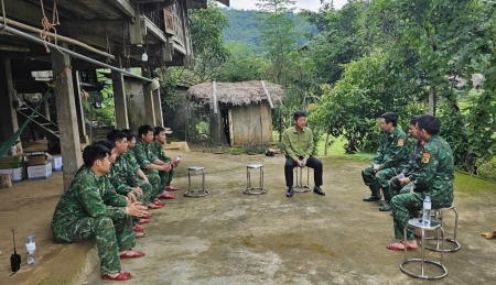 Đồng chí Nguyễn Văn Nhất, Phó Chủ tịch UBND huyện thăm hỏi, động viên cán bộ, chiến sĩ hỗ trợ khắc phục hậu quả thiên tai tại huyện Bảo Yên