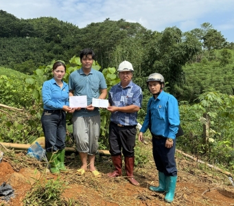 LĐLĐ huyện Bảo Yên thăm hỏi đoàn viên công đoàn, người lao động vùng bị thiệt hại do bão lũ