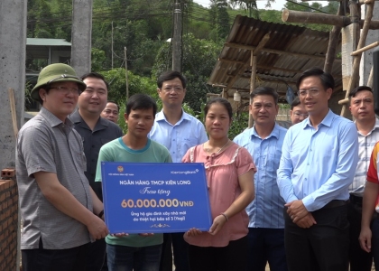 Đoàn công tác của Trung ương Hội Nông dân Việt Nam thăm và tặng quà gia đình hội viên tại Bảo Yên