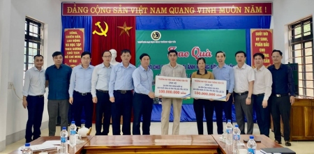 Trường Đại học Giao thông vận tải thăm, tặng quà hộ gia đình bị thiệt hại do cơn bão số 3 tại xã Vĩnh Yên