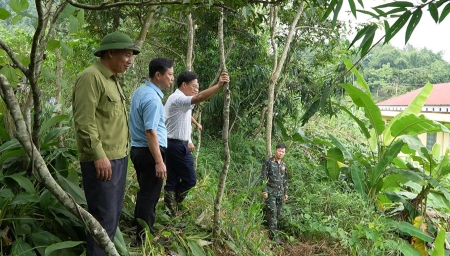 Bí thư Huyện uỷ Bảo Yên Hoàng Quốc Bảo kiểm tra vết nứt tại thị trấn Phố Ràng