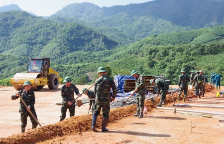 Bộ trưởng Quốc phòng Phan Văn Giang giao nhiệm vụ xây dựng nhanh khu tái định cư Làng Nủ cho người dân sau lũ quét