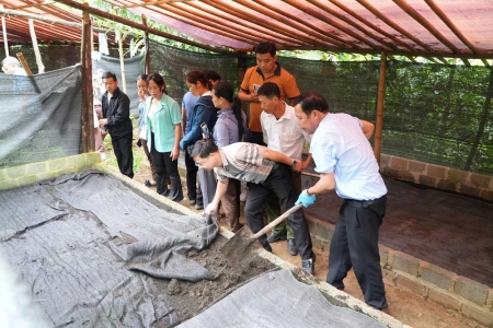 Hội viên nông dân Bảo Yên tham quan chia sẻ kinh nghiệm mô hình xử lý rác thải hữu cơ (nuôi giun trùn quế) tại xã Vạn Hòa, thành Phố Lào Cai