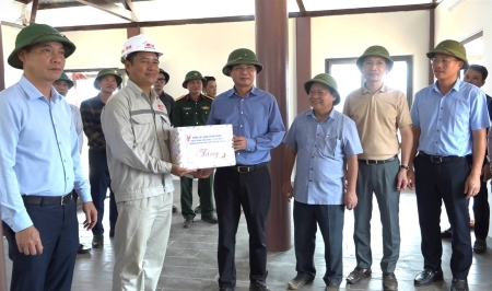 Bí thư Tỉnh ủy Đặng Xuân Phong kiểm tra tiến độ thi công các dự án tái thiết khu dân cư thôn Làng Nủ, xã Phúc Khánh