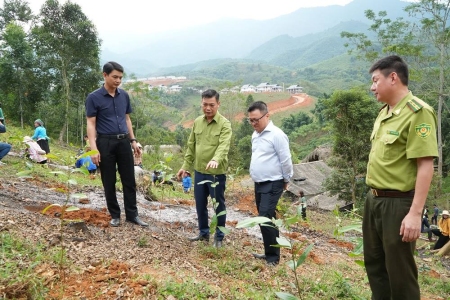 Báo Nhân Dân trao tặng và trồng cây xanh tại thôn Làng Nủ