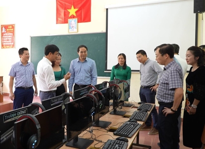 Ban liên lạc Cựu sinh viên khóa 40, Đại học xây dựng Hà Nội trao tặng thiết bị trường học tại Bảo Yên