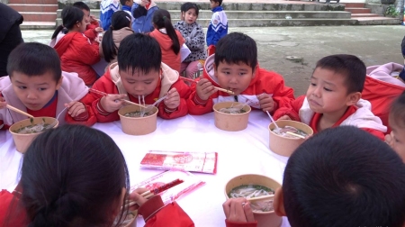 Báo Tuổi trẻ mang “Phở yêu thương” về với người dân và học sinh thôn Làng Nủ xã Phúc Khánh