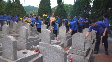 Thắp nến tri ân các anh hùng liệt sĩ nhân kỷ niệm 50 năm Ngày Giải phóng miền Nam, thống nhất đất nước tại nghĩa trang huyện Bảo Yên