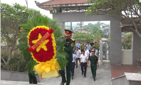 Các đồng chí lãnh đạo Huyện ủy, HĐND, UBND, lực lượng vũ trang huyện Bảo Yên tổ chức lễ viếng Nghĩa trang Liệt sĩ thị trấn Phố Ràng