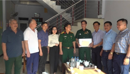 Đồng chí Hoàng Quốc Bảo – Bí thư huyện ủy thăm tặng quà Cựu chiến binh, cựu thanh niên xung phong từng trực tiếp tham gia Chiến dịch Hồ Chí Minh tại xã Bảo Hà