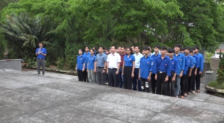 Gần 100 đoàn viên thanh niên tham gia thắp nến tri ân, tưởng nhớ các anh hùng Liệt sĩ tại Nghĩa trang Liệt sĩ xã Nghĩa Đô