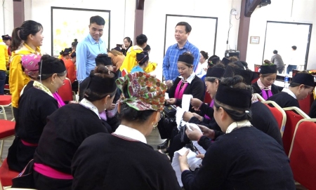 Khai giảng lớp học nghề thêu tay cho bà con nhân dân tại thôn Làng Nủ, xã Phúc Khánh