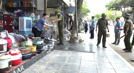 Phố Ràng: ra quân lập lại trật tự hành lang vỉa hè, đảm bảo mỹ quan trên địa bàn
