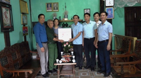 Phó Bí thư Thường trực Huyện ủy Nguyễn Công Tư thăm và tặng quà Cựu chiến binh tham gia chiến dịch Hồ Chí Minh tại thị trấn Phố Ràng