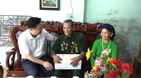 Phó Chủ tịch UBND huyện Nguyễn Anh Dũng thăm, tặng quà cựu chiến binh, cựu thanh niên xung phong tham gia Chiến dịch Hồ Chí Minh