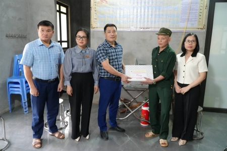 Phó Chủ tịch HĐND huyện Nguyễn Khắc Nam thăm, tặng quà cựu chiến binh tham gia Chiến dịch Hồ Chí Minhtrên địa bàn xã Lương Sơn