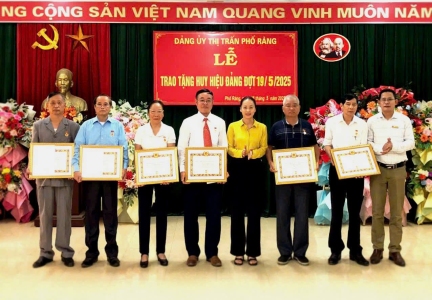 Đảng bộ thị trấn Phố Ràng trao Huy hiệu Đảng cho đảng viên dịp 19/5