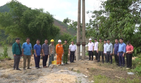 Người dân bản Tham Động, Vắc, Mí xã Xuân Hòa vui mừng khi có điện lưới Quốc gia