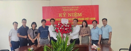 Bảo Yên thăm, tặng quà cơ quan báo chí tỉnh và Trung ương thường trú trên địa bàn tỉnh