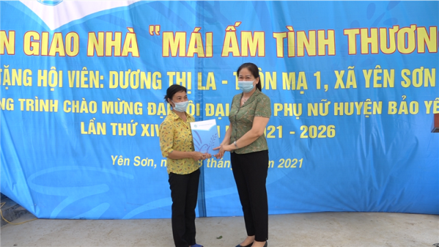 Bà Hà Thị Khánh Nguyệt Chủ tịch Hội LHPN tỉnh Lào Cai trao quà cho gia đình
