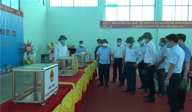 Bí thư Tỉnh ủy Đặng Xuân Phong kiểm tra trang trí khánh tiết tại khu vực bỏ phiếu thị trấn Phố Ràng