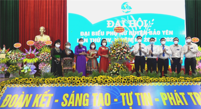 Các đồng chí lãnh đạo huyện Bảo Yên tặng hoa chúc mừng Đại hội