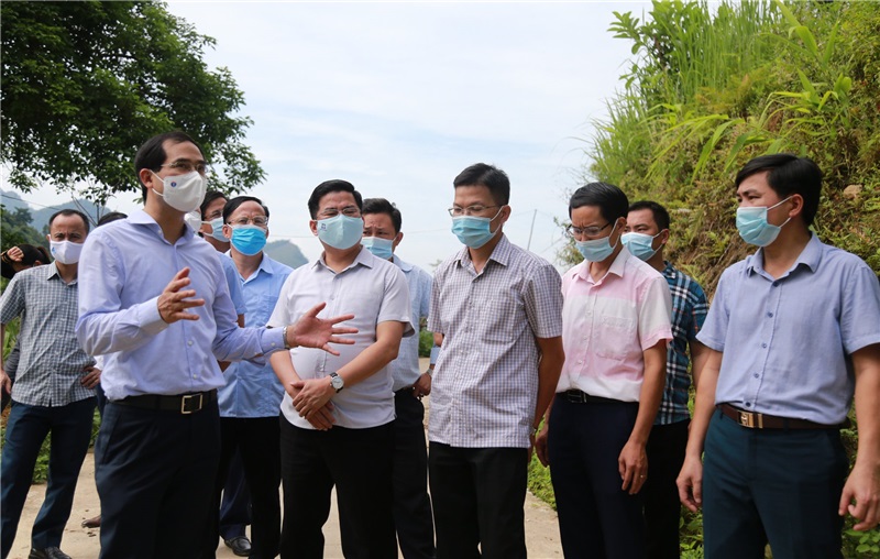 Chủ tịch UBND tỉnh Trịnh Xuân Trường kiểm tra mô hình nông nghiệp tại xã Xuân Hòa