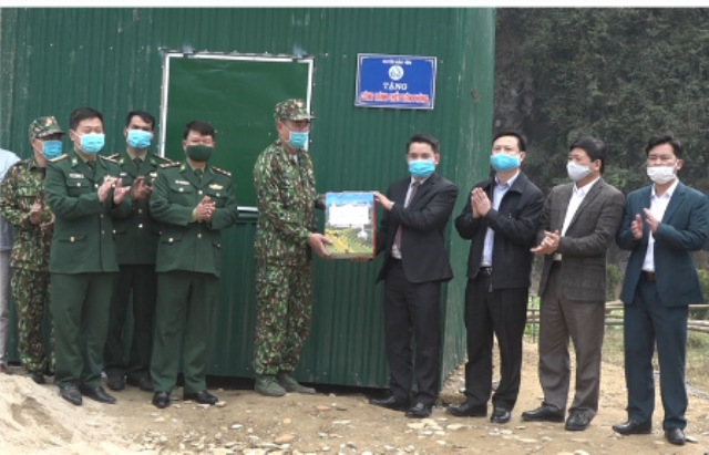 Đoàn công tác của huyện thăm, tặng công trình chốt Biên phòng tại xã Tả Ngải Chồ, huyện Mường Khương