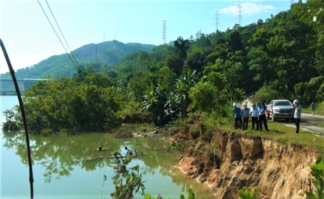 Đoàn công tác kiểm tra khu vực sạt lở ven hồ thủy điện đoạn Km115, Quốc lộ 70, địa phận xã Phúc Khánh