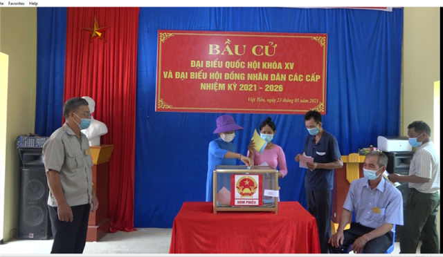 Đồng bào công giáo bản Việt Hải, xã Việt Tiến hăng hái đi bỏ phiếu