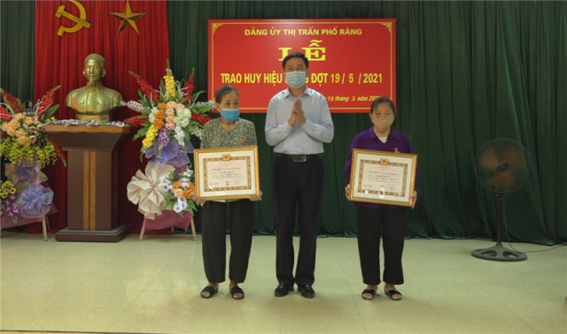 Đồng chí Nguyễn Anh Chuyên - Bí thư Huyện ủy Bảo Yên trao Huy hiệu 55 tuổi Đảng cho 2 đảng viên thuộc Đảng bộ thị trấn Phố Ràng.