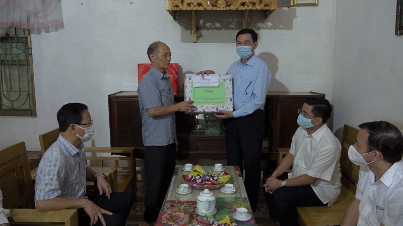 Đồng chí Nguyễn Anh Chuyên, Bí thư Huyện ủy, Chủ tịch HĐND huyện tặng quà cho gia đình ông Mai Văn Cẩn thương binh cư trú tại tổ dân phố 4B thị trấn Phố Ràng