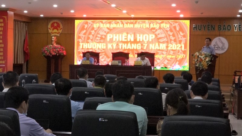 Đồng chí Nguyễn Anh Chuyên Ủy viên BCH Đảng bộ tỉnh, Bí thư Huyện ủy, Chủ tịch HĐND huyện phát biểu chỉ đạo tại phiên họp