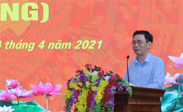 Đồng chí Nguyễn Anh Chuyên, Ủy viên BCH Đảng bộ tỉnh Lào Cai, Bí thư Huyện ủy phát biểu kết luận hội nghị