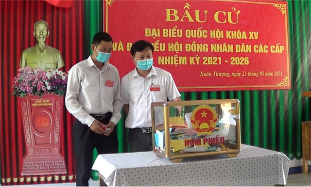 Đồng chí Nguyễn Anh Dũng Phó chủ tịch UBND huyện kiểm tra các khu vực bỏ phiếu tại xã Xuân Thượng