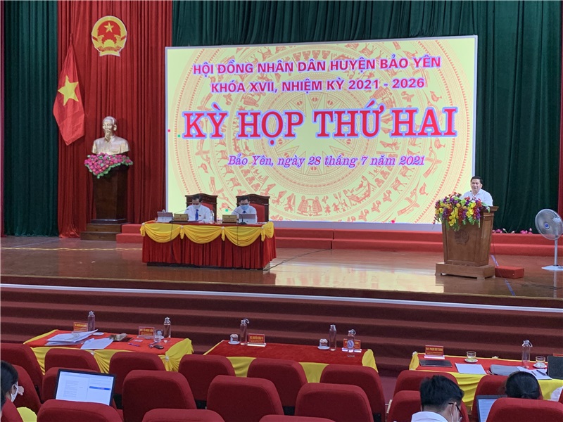 Đồng chí Tô Ngọc Liễn, Phó Bí thư Huyện ủy, Chủ tịch UBND huyện phát biểu tại kỳ họp