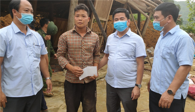 Đồng chí Tô Ngọc Liễn Phó Bí thư Huyện ủy, Chủ tịch UBND huyện thăm hỏi, động viên và trao tiền hỗ trợ cho gia đình bị sập nhà