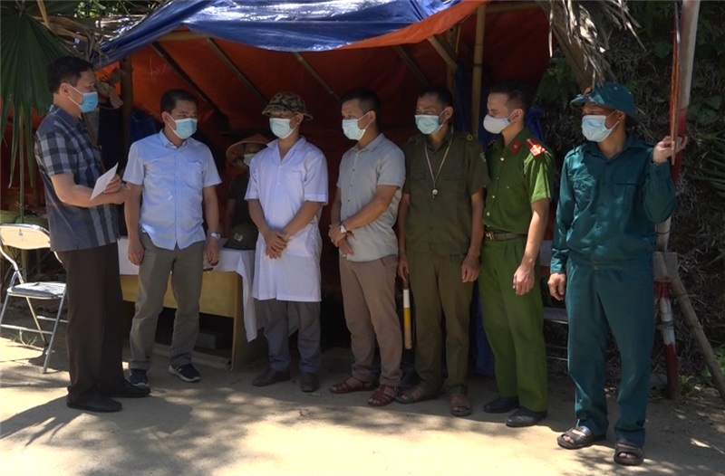 Lãnh đạo huyện thăm tặng quà chốt kiểm dịch Covid 19 Việt Tiến Minh Chuẩn (1)