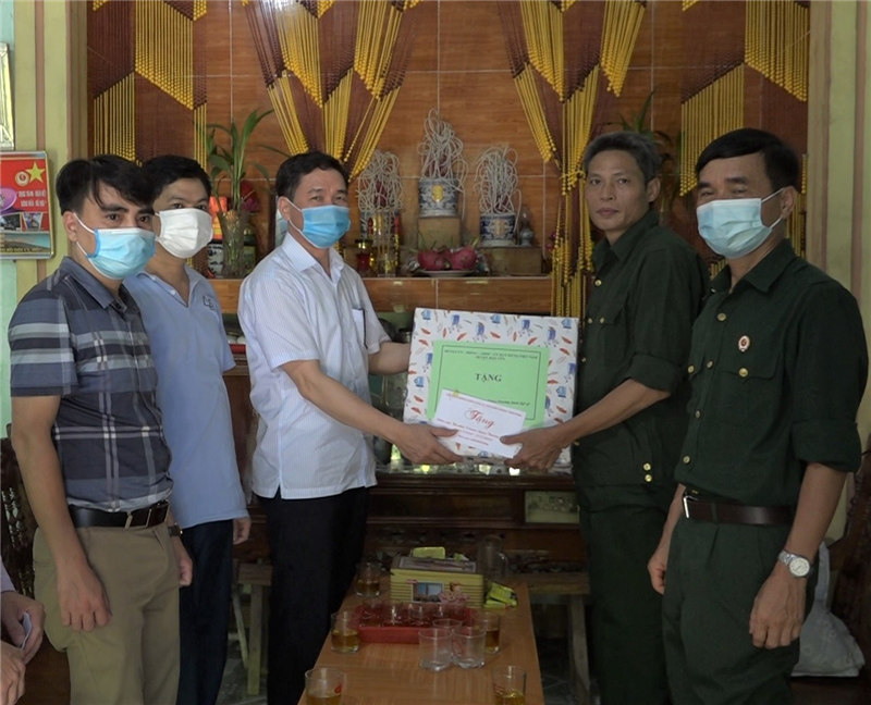 Đồng chí Nguyễn Anh Chuyên, Bí thư Huyện ủy, Chủ tịch HĐND huyện thăm, tặng quà gia đình ông Đặng Văn Mạnh, thương binh 81% trú tại bản Bùn 3 xã Bảo Hà.