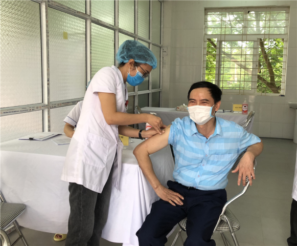Ông Đặng Văn Thân GĐ Trung tâm y tế huyện tiêm mũi tiêm đầu tiên phòng chống COVID 19