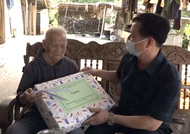 Phó Chủ tịch UBND huyện Nguyễn Anh Dũng trao quà cho gia đình Chính sách tại xã Minh Tân