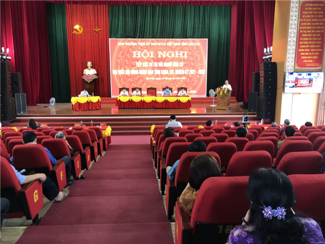 Quang cảnh hội nghị tiếp xúc cử tri đơn vị bầu cử số 7 tại huyện Bảo Yên