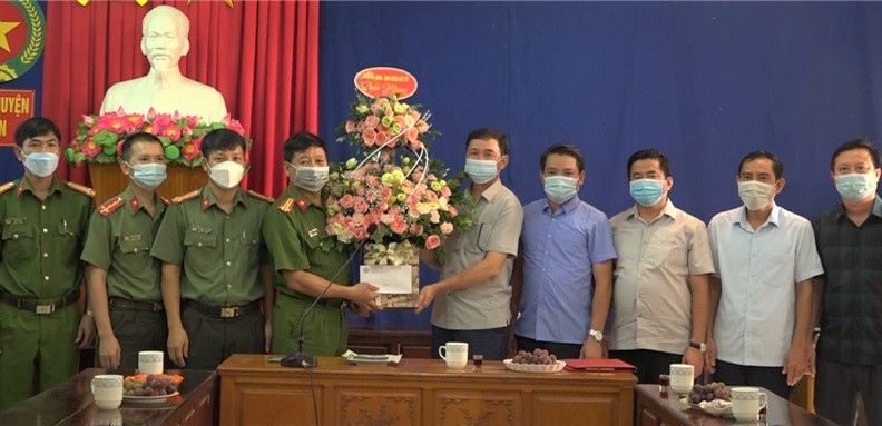 Các đồng chí lãnh đạo Huyện ủy HĐND UBND huyện tặng hoa chúc mừng lực lượng Công an Bảo Yên