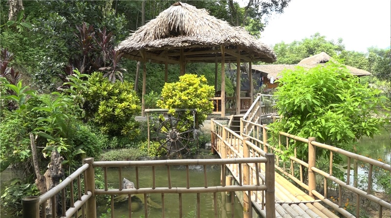 chòi thư giãn được dựng trong vườn gia đình chị Hoàng Thị Thúy, bản Hón, xã Nghĩa Đô