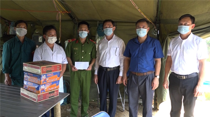 ĐC Nguyễn Anh Chuyên Bí thư huyện ủy, Chủ tịch HĐND huyện thăm,tặng qùa chốt kiểm soát dịch bệnh xã Yên Sơn (1)
