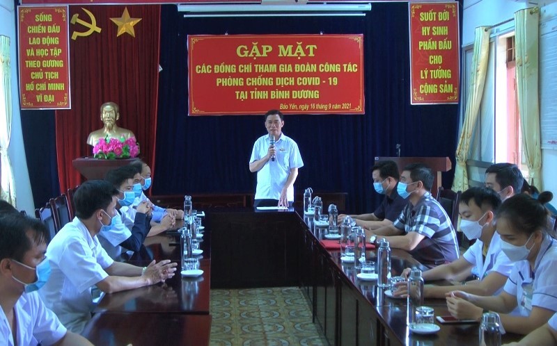 Bí thư Huyện ủy Nguyễn Anh Chuyên phát biểu động viên đoàn công tác