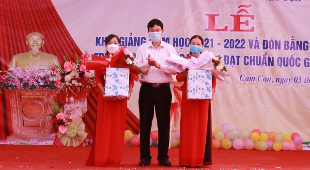 Đồng chí Phó Chủ tịch Thường trực HĐND tỉnh Vũ Văn Cài tặng hoa và quà chúc mừng